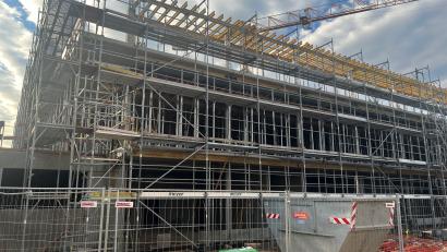 Bild: tib
Neubau und Erweiterung der Maria-Schwägerl-Schule in Nabburg laufen bereits und sind 2024 die größte Investitionsmaßnahme des Landkreises Schwandorf.