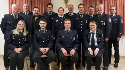 Bild: Feuerwehr Ahornberg/exb
Die neu gewählte Führungsmannschaft der Feuerwehr Ahornberg: (vorne von links) Jasmin Heser, Johannes Strößner, Stephan Schlicht, Katharina Ohlinger, (hinten von links) Albert Melzner, Wolfgang Zaus, Bürgermeister Thomas Kaufmann, Maximilian Horn, Stephanie Greger, Lothar Porst, Hubert Scherm, Matthias Melzner und Kreisbrandmeister Florian Braunreuther.