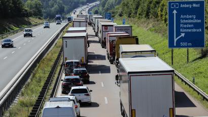 Bild: Wolfgang Steinbacher
Auf der A6 bei Amberg in Fahrtrichtung Nürnberg, staute sich der Verkehr nach einem Lkw-Unfall kilometerlang. Auch auf den Umleitungsrouten durch Amberg und Kümmersbruck waren die Straßen dicht.