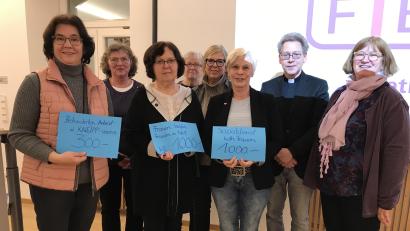 Bild: mma
Der Hahnbacher Frauenbund überreicht bei seiner Jahreshauptversammlung einige Spenden.