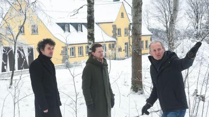 Bild: Gabi Schönberger
KZ-Gedenkstättenchef Jörg Skriebeleit diskutiert mit seinen Mitarbeitern Julius Scharnetzky und Johannes Lauer (von rechts) neue Nutzungskonzepte für den früheren Steinbruch des Konzentrationslagers Flossenbürg. Für das Verwaltungsgebäude im Hintergrund haben sie schon konkrete Ideen.