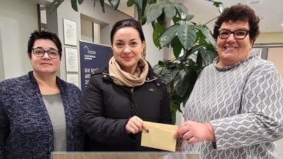 Bild: Klinikum/Uschold/exb
Jana Fickel und Karin Borchers vom Kinderpalliativteam freuen sich sehr über die Spende von Tamara Seidl (Mitte).