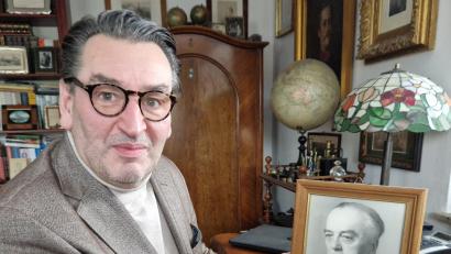Bild: Thomas Dobler
Martin Irl, der Hausarchivar der Grafen von Holstein. Auf dem kleinen Foto Ludwig Maximilian Graf von Holnstein aus Bayern (1897-1966).