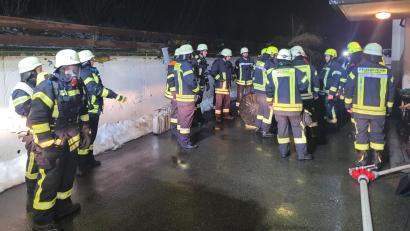 Bild: Feuerwehr Schönsee/exb
Der Brand in einem Mehrfamilienhaus in Schönsee ist dank der Atemschutzträger schnell unter Kontrolle. Mit einem Drucklüfter wird der Raum rauchfrei gemacht.