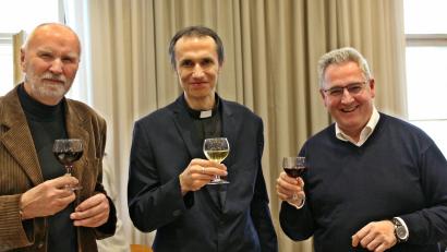 Bild: bph
Mit einem Glas tschechischen Weins stießen Pfarrer Marek Badida (Bildmitte) und Pfarrer Hannes Lorenz (rechts) auf künftige Begegnungen der beiden Pfarrgemeinden an, hier zusammen mit dem Historiker und Dolmetscher Ludek Thomayer (links).