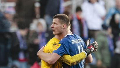 Bild: Frank Molter/dpa
Patrick Erras (rechts) feiert mit Kiels Torwart Timon Weiner Anfang Dezember den Sieg gegen den SV Wehen Wiesbaden. Die Kieler gehen ab Freitag als Spitzenreiter in die Rückrunde der 2. Bundesliga.