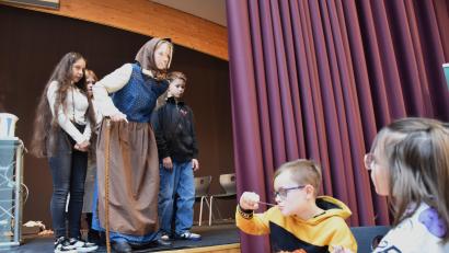 Bild: ubb
Beim interaktiven Theaterstück zum Thema gesunde Ernährung in der Mittelschule Waldsassen erlebten die Grundschulkinder Jakob und Nora die zweite Hälfe der Vorstellung während des Essens wie bei einem "Krimi-Dinner".