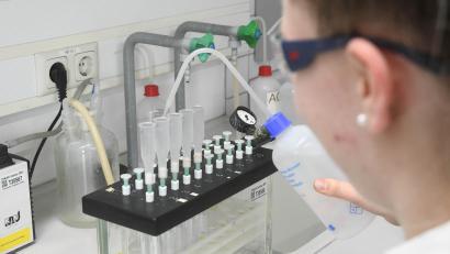Bild: Gabi Schönberger
Eine Synlab-Mitarbeiterin wertet im Labor an der Kesselschmiede Haar- und Urinproben aus. Die IG BCE ruft die Beschäftigten dazu auf, am Dienstag für mehr Lohn zu streiken.