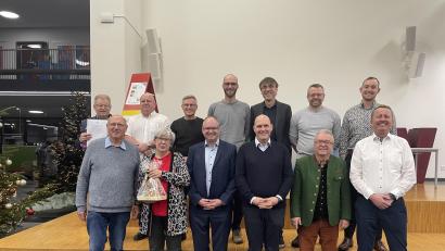 Bild: Förderverein EDV Schulen Wiesau/exb
An der Spitze des Fördervereins der EDV-Schulen Wiesau stehen Vorsitzender Holger Höcht und Zweiter Vorsitzender Christian Blank (vorne, Dritter und Vierter von links).
