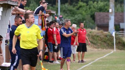 Archivbild: Dieter Jäschke
Michael Kaufmann (Mitte) beendet nach dem Ende der aktuellen Saison seine Trainer-Tätigkeit beim Fußball-Bezirksligisten FC Vorbach.