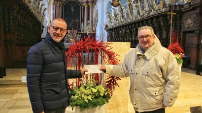Bild: Ferdinand Sperber/exb
Eine Spende in Höhe von 700 Euro übergab MGV-Vorsitzender Klaus Rösch (rechts) an Stadtpfarrer Dr. Thomas Vogl.