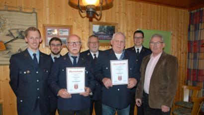 Bild: pop
Die Feuerwehr Emhof ehrt langjährige Mitglieder (von links): Vorsitzender Stefan Dirmeier, Kommandant Peter Werner, Josef Reinstein, Kreisbrandmeister Jürgen Ehrnsberger, Rudi Deml, Kreisbrandinspektor Armin Daubenmerkl und Zweiter Bürgermeister Martin Bauer.