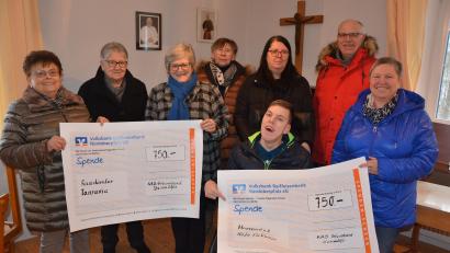Bild: jr
Spenden über insgesamt 1500 Euro stellte die KAB Steinmühle zur Verfügung. Im Bild die Scheckübergabe mit (von links) KAB-Ortsvorsitzender Helga Haberkorn, Renate Ziegler, Dr. Annemarie Schraml (Aktion Feuerkinder), Theresia Hecht, Alexandra Fischer mit Sohn Daniel, Norbert Häckl und Sabine Meier, Zweite Vorsitzende des Vereins „Happynest“.