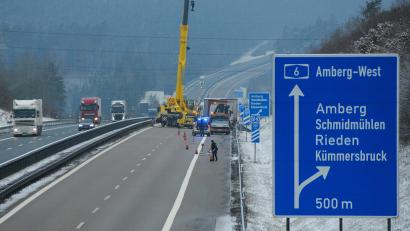 Bild: Stephan Huber
Nach einem Lkw-Unfall auf der A6 bei Ebermannsdorf war ein Autokran zur Bergung im Einsatz.