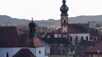 Bild: gz
Von der Eslarner Friedhofskapelle geht der Blick auf die Pfarrkirche mit dem Zwiebelturm.