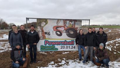 Bild: mde
Zum Powernball lädt die Jungbauernschaft Kemnath diesen Samstagabend (20. Januar) in die Mehrzweckhalle ein. Unter anderem mit Bannern, wie hier neben der B22 zwischen Oberndorf und Kemnath, machen die Mitglieder des Rings junger Landwirte auf ihre Kultveranstaltung aufmerksam.