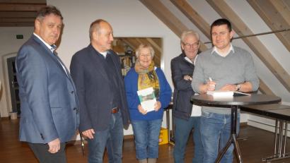 Bild: wel
Markus Alexander Meinke signiert bei der Präsentation im CeBB sein Buch.