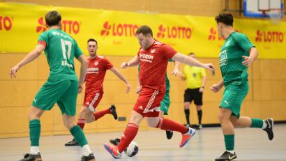 Archivbild: mhs
Bastian Lobinger (Mitte) schoss die SpVgg Pfreimd zur bayerischen Futsal-Meisterschaft nach Amberg.
