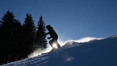 Bild: Angelika Warmuth
Ein Skifahrer fährt im Sonnenschein auf der Piste. +++ dpa-Bildfunk +++