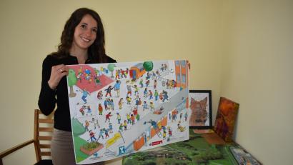 Bild: lue
Elisa Plannerer ist koordinierte Kinderschutzfachkraft im SOS-Kinderdorf Oberpfalz. Ihre Stelle wird über Spenden finanziert. Sie zeigt ein von ihr überarbeitetes Wimmelbild vom Verein Zartbitter, das Kinder auf ihre Rechte aufmerksam machen soll.