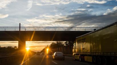 Bild: Ole Spata
Unfallursache: Helle Sonne. Am Samstag sorgte das Wetter auf der A93 für eine Unfallreihe.