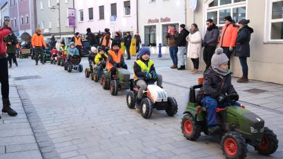 Bild: Hirsch
Tretbulldog-Demo in Schwandorf: Mit ihren Spielzeugschleppern rollen die Kinder durch die Friedrich-Ebert-Straße in Richtung Marktplatz.