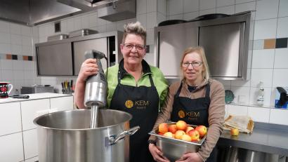 Bild: kaz
Sie kochen an fünf Tagen die Woche für 250 Kinder und Jugendliche: Kerstin Fütterer und Heike Grätz (von links).