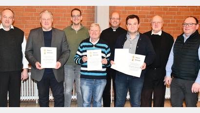 Bild: sche
Wilhelm Birner (Vierter von links) ist seit 50 Jahren Mesner in Raigering. Auf dem Bild sind zudem (von links) Vorsitzender Rudolf Gehr, Landrat Richard Reisinger, Zweiter Vorsitzender Christian Pechtl, Pfarrer Andreas Weiß, Konrad Resnikschek, Pfarrer Konrad Kummer und Robert Feigl zu sehen.