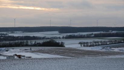 Bild: ak
Der Neue Energien West gehören unter anderem zwei Windkraftanlagen bei Creußen.