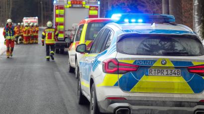 Bild: Wolfgang Steinbacher
Rund 40 Einsatzkräfte der Feuerwehren Ursensollen, Augsberg und Illschwang waren vor Ort, um den 18-Jährigen aus seinem Fahrzeug zu schneiden.