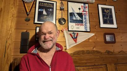 Bild: Matthias Bäumler/fph
Jürgen Eck in seiner gemütlichen Einliegerwohnung. An der Wand hängen Urkunden aus seinen Tagen als Segelsportler.