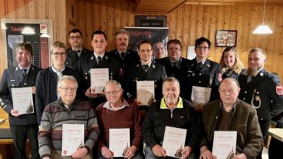 Bild: Feuerwehr Krummennaab/exb
Ehrungen gab es bei der Feuerwehr Krummennaab. Sitzend von links: Hartmut Andretzky, Hugo Reul, Eduard Küsperth, Gottfried Wenning. Stehend von links: Andreas Heinz, Bürgermeisterin Marion Höcht, Markus Gallersdörfer, Christoph Sieder, Herbert Schmidt, Alexander Schneider, Vorsitzender Matthias Reul, Zweite Vorsitzende Stefanie Sieder, Zweite Kommandantin Katrin Gruber und Kommandant Patrick Schneider.