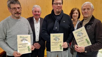 Bild: R. Kreuzer
Bei der Jahreshauptversammlung der Kartenfreunde „Grüne Au“ ehren die Vorsitzenden die Vereinsmeister. Vorne von links: Jürgen Bäumler, Christian Kutz und Helmut Zupfer, dahinter 2. Vorsitzender Hans Forster und 1. Vorsitzende Sabine Herrmann.