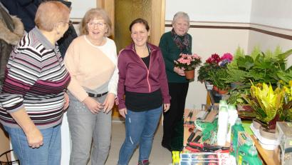 Bild: ker
Große Freude herrschte bei den Gartlerinnen über die Auswahl bei der Tombola des Gartenbauvereins Holnstein-Oberreinbach.