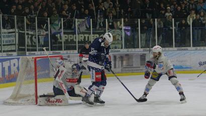 Bild: Elke Englmaier
Die Blue Devils kassierten am Sonntag gegen die Heilbronner Falken die erste Heimniederlage in dieser Saison. Hier lauert Fabian Voit vor dem Kasten des Heilbronner Keepers Patrick Berger.