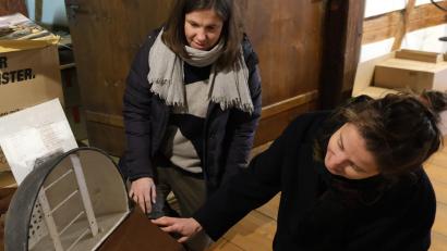 Bild: Barbara Habel/exb
Dr. Kerstin Pöllath und Annette Kraus (von links) mit dem unscheinbaren Waschbecken, das aus dem ehemaligen Schutzhaus am Tillenberg stammt.