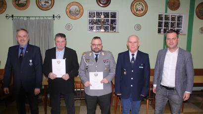 Bild: soj/exb
Ehrungen bei der Krieger- und Soldatenkameradschaft Ebnath: Kreisvorsitzender Thomas Semba (links) sowie Bürgermeister Wolfgang Söllner und KSK-Vorsitzender Manfred Riedl (von rechts) dankten Willi Anzer (Zweiter von links) und Manuel Würstl (Mitte) für ihre langjährige Mitgliedschaft bei der KSK.