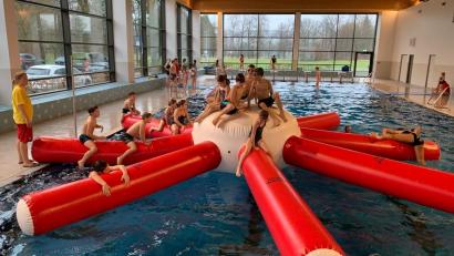 Bild: Maria Baumgärtel/exb
Die Trainer der DLRG hatten den riesigen Kraken aufgeblasen - und die Kinder hatten ihren Spaß damit.