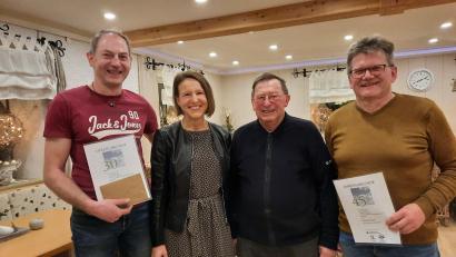 Bild: Michaela Burger/exb
Ehrungen gab es bei der Firma Malzer Landtechnik. Auf dem Bild (von links) Josef Hecht, Inhaberin Karin Riedel, Firmengründer German Malzer und Reinhard Burger.