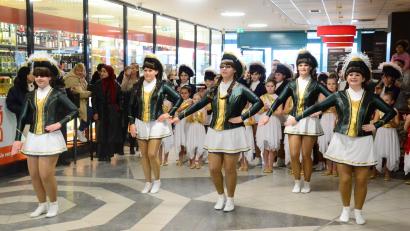 Bild: Kunz
Alle haben Spaß: Die Tanzformationen der DJK-Gardetanzgruppe tritt im City-Center auf.