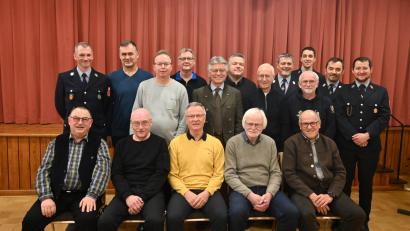 Bild: kki
Alfons Ermer, Karl-Heinz Heigl, Erhard Bock, Robert Specht und Michael Bauer (sitzend. von links) nahmen die Ehrung für 50 Jahre Vereinszugehörigkeit von den Kommandanten und der Feuerwehrführung Thomas Kaiser, Josef Meißner, Johannes und Andreas Albrecht (stehend von rechts) persönlich entgegen.