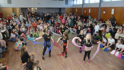 Bild: bey
Beste Stimmung im Naabtalhaus beim Kinderfasching der CSU. Die Tanzgruppen des FC Luhe-Markt gaben ein buntes Bild auf der Tanzfläche ab.