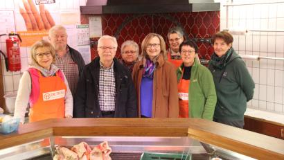 Bild: frd
Das Team der Tafel Oberviechtach ist mit Vorsitzenden Friedrich Keller (Dritter von links) beim Einräumen der Theke, als Redakteurin Gertraud Portner (Vierte von rechts) die Nachricht über die Spende von Oberpfalz-Medien überbringt.