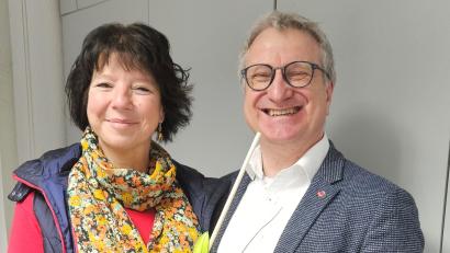 Bild: Eva Bößl, Verdi Bezirk Oberpfalz/exb
Beate Schümann feiert 40. Dienstjubiläum. Alexander Gröbner gratuliert.