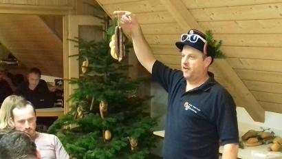 Bild: no
Auktionator Georg Graf bei der Christbaumversteigerung der FF Illschwang im Unterrichtsraum des Gerätehauses