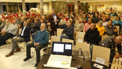 Bild: rn
Rund 100 Besucher erhalten in der Aula der Markus-Gottwalt-Schule eine Fülle an Informationen.