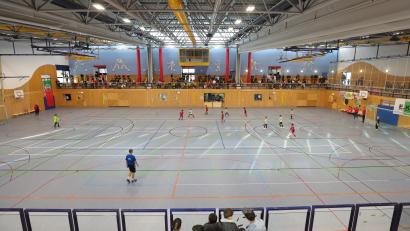 Bild: Wolfgang Steinbacher
In der Trimax-Halle in Amberg standen am Wochenende die Fußball-Stadtmeisterschaften der Junioren auf dem Programm. Am Samstag waren die A- und B-Jugend im Einsatz, am Sonntag (Bild) die E- und F-Jugend.