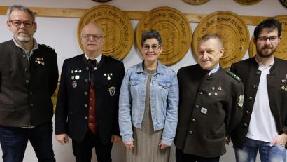 Bild: le
Bestätigt wurde durch einstimmige Vertrauensbeweise die Führungsmannschaft des Schützenmeisteramtes: Schützenmeister Siegfried Kellner, zweiter Gauschützenmeister Karl Tusch, Schatzmeisterin Evi Trottmann, zweiter Schützenmeister Günter Drechlser und Schriftführer Dominik Kraus (von links).