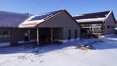Bild: bkr
Auf der Südseite der vorspringenden Gebäudeteile des neuen Feuerwehrgerätehauses wurden, wie auf der Westseite der Dachflächen, PV-Anlagen installiert. Blitzschutzanlagen auf den Firsten schützen Haus und Dachinstallation.