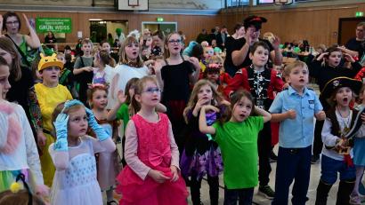 Bild: Welnhofer/exb
Den Kindern gefällt es beim Fasching in der Mehrzweckhalle. Viel Spaß, Musik und Tanzeinlagen sind geboten.